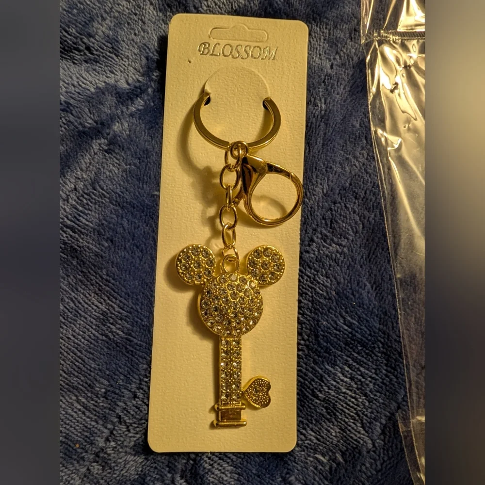 🦋 Gold Mickey Key-Shaped Keychain